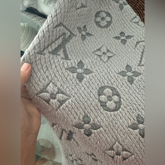 Authentic Logo Mania Scarf Louis Vuitton - Picture 12 of 14